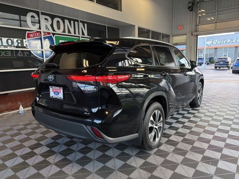 Used 2023 Toyota Highlander XLE AWD/4WD image 6