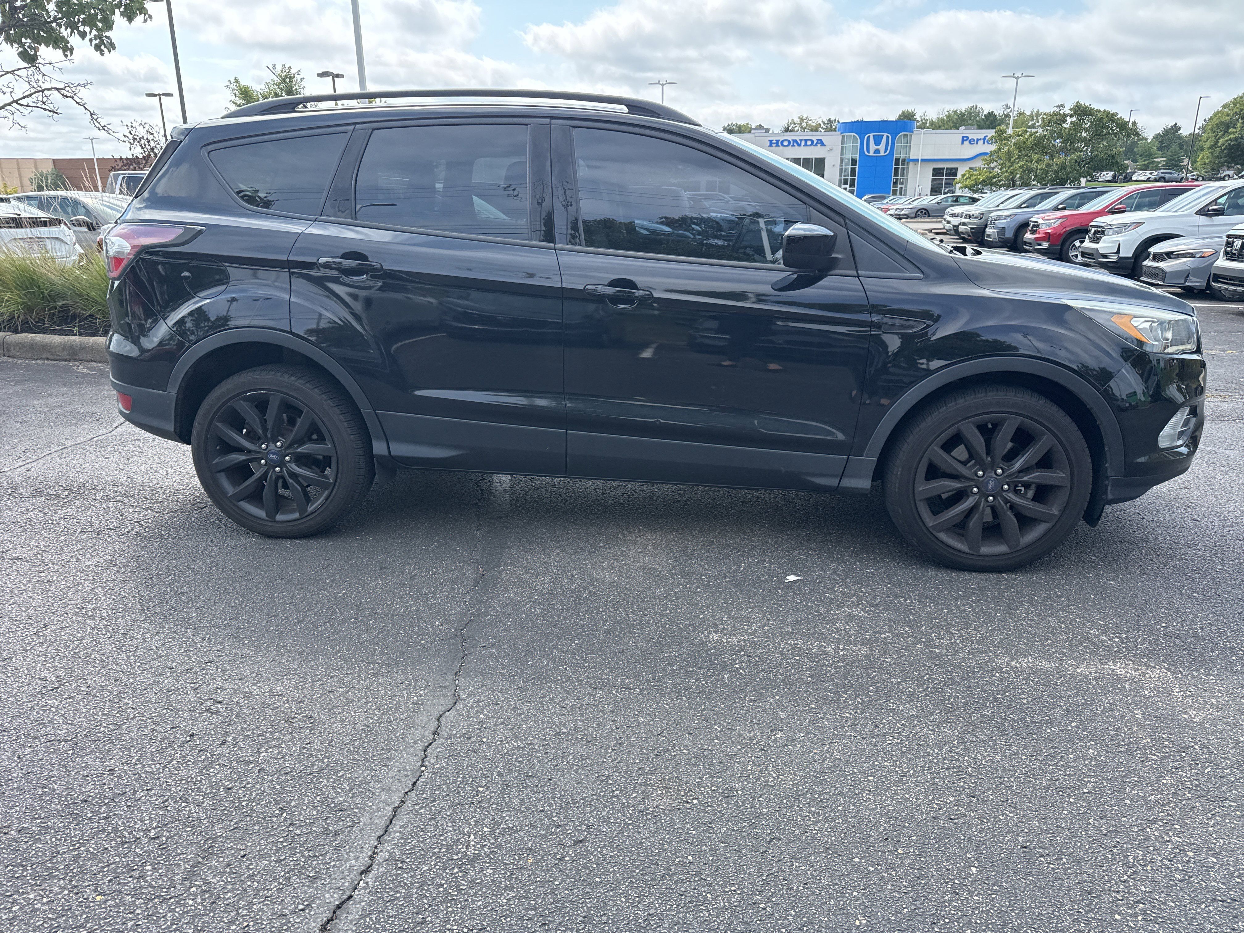 Used 2017 Ford Escape SE w/ SE Sport Appearance Package AWD/4WD image 23
