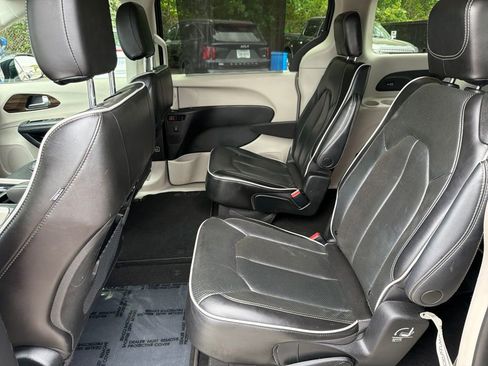 Used 2023 Chrysler Pacifica Limited FWD image 24