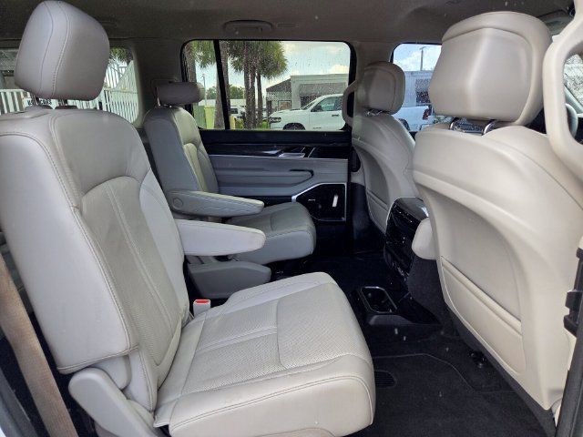 Certified 2022 Jeep Wagoneer Series III w/ Flexible Seating Group RWD image 18