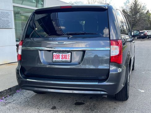 Used 2016 Chrysler Town & Country Touring-L image 5