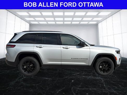 Used 2025 Jeep Grand Cherokee Altitude AWD/4WD image 13