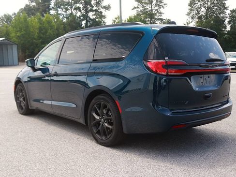 Used 2025 Chrysler Pacifica Limited FWD image 5