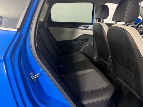 Used 2025 Volkswagen Taos SE w/ Panoramic Sunroof Package FWD image 25