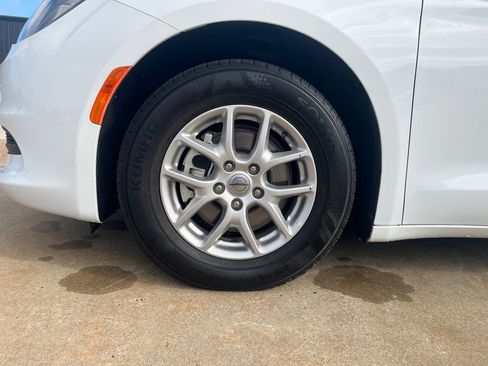 Used 2024 Chrysler Voyager LX image 26