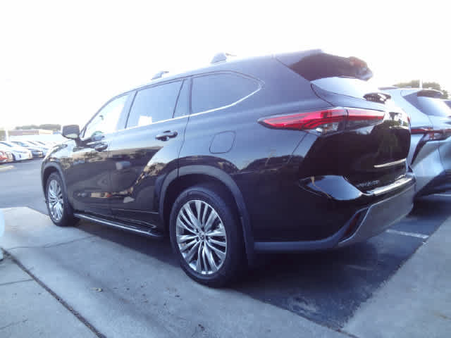 Used 2023 Toyota Highlander Platinum FWD image 5