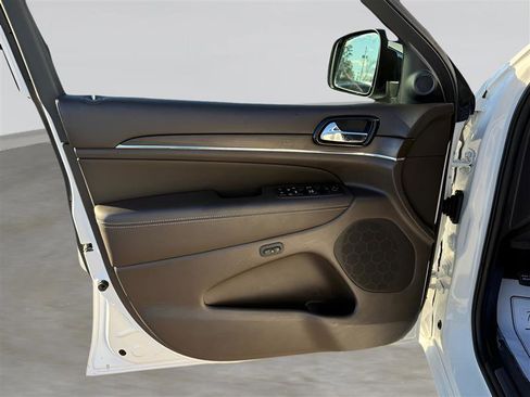 Used 2019 Jeep Grand Cherokee Overland image 12