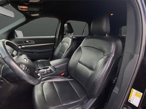 Used 2019 Ford Explorer XLT w/ Equipment Group 202A AWD/4WD image 9