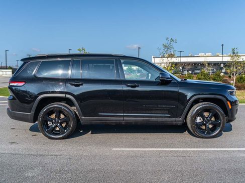 Used 2023 Jeep Grand Cherokee L Laredo image 8