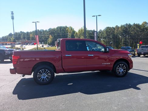 Used 2021 Nissan Titan SV w/ SV Convenience Package image 4