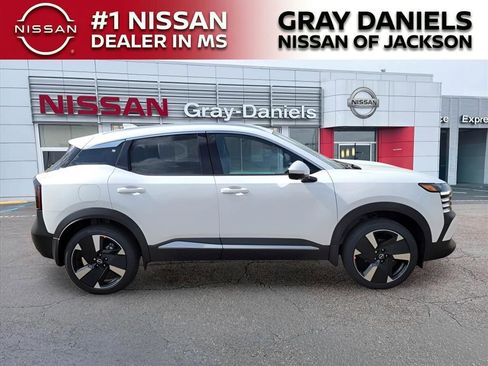 New 2025 Nissan Kicks SR image 17