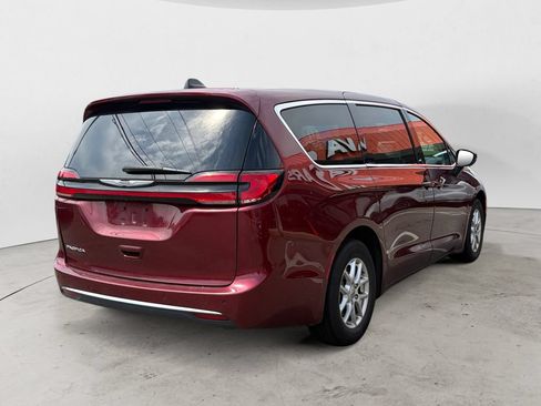 Used 2023 Chrysler Pacifica Touring-L FWD image 3