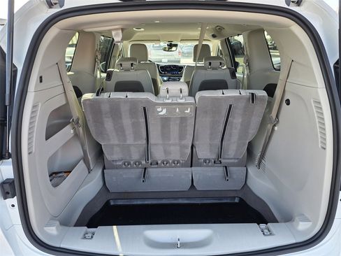 Used 2021 Chrysler Pacifica Touring-L image 17