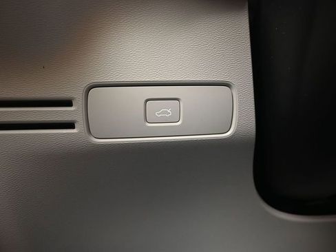 Used 2023 Volvo XC40 B5 Plus w/ Climate Package image 28