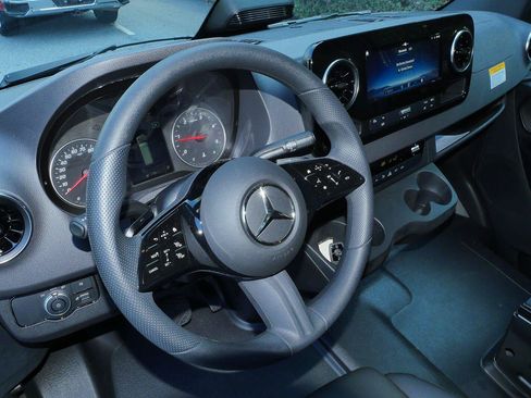 Used 2025 Mercedes-Benz Sprinter 2500 image 32