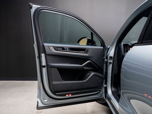 Certified 2025 Porsche Cayenne GTS AWD/4WD image 33