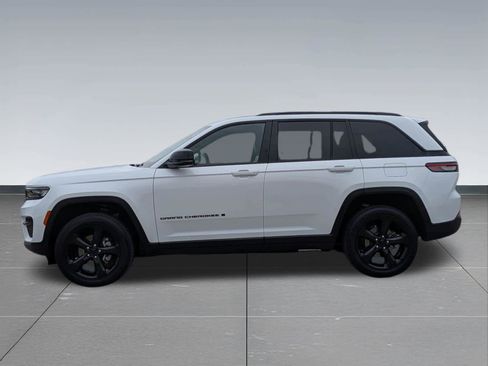 Used 2023 Jeep Grand Cherokee Altitude AWD/4WD image 3