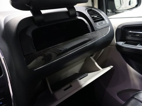 Used 2014 Chrysler Town & Country Touring image 27