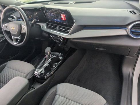 Used 2025 Chevrolet Trax LT w/ LT Convenience Package FWD image 31