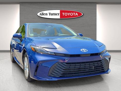 Used 2025 Toyota Camry LE image 3
