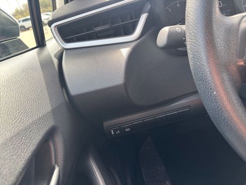 Used 2025 Toyota Corolla LE image 32