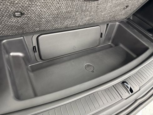 Used 2025 Jeep Grand Cherokee L Limited w/ Black Appearance Package image 9