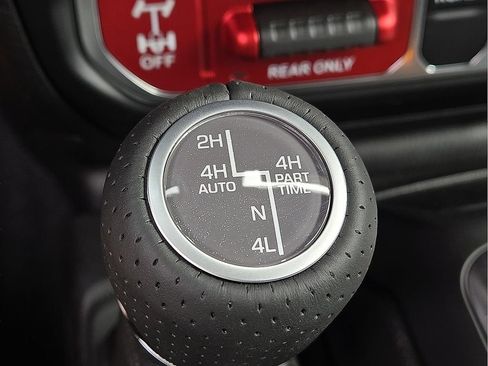 Used 2025 Jeep Gladiator Mojave AWD/4WD image 15