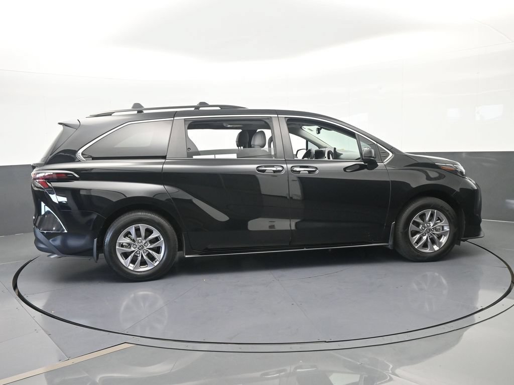 Used 2025 Toyota Sienna XLE w/ XLE Plus Package FWD image 7