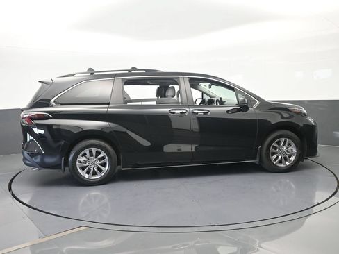 Used 2025 Toyota Sienna XLE w/ XLE Plus Package FWD image 7