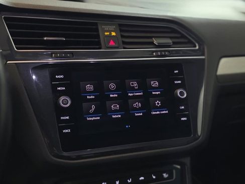 Used 2019 Volkswagen Tiguan SE w/ Panoramic Sunroof Package image 21