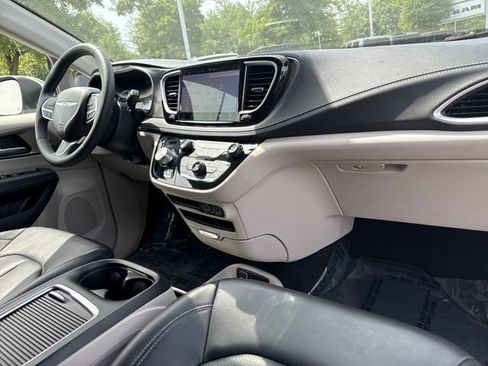 Used 2023 Chrysler Pacifica Touring-L FWD image 24
