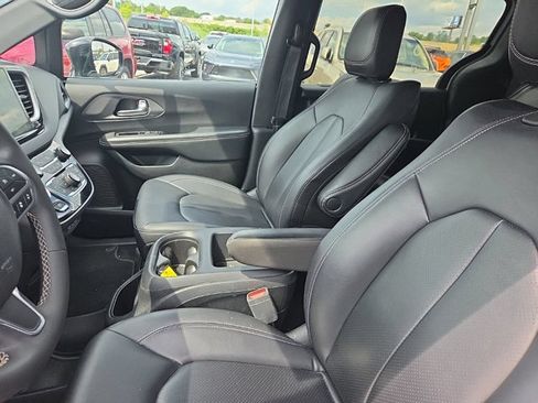 Used 2025 Chrysler Pacifica Select FWD image 17