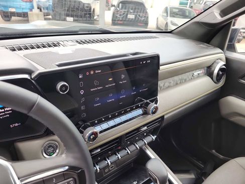 Used 2026 Chevrolet Colorado ZR2 w/ Technology Package AWD/4WD image 24
