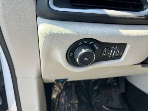 Certified 2024 Chrysler Pacifica Touring-L FWD image 32
