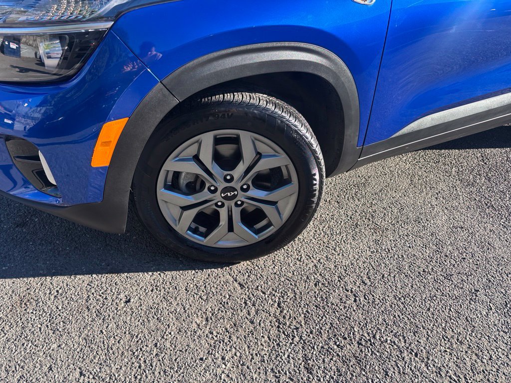 Used 2024 Kia Seltos LX AWD/4WD image 2