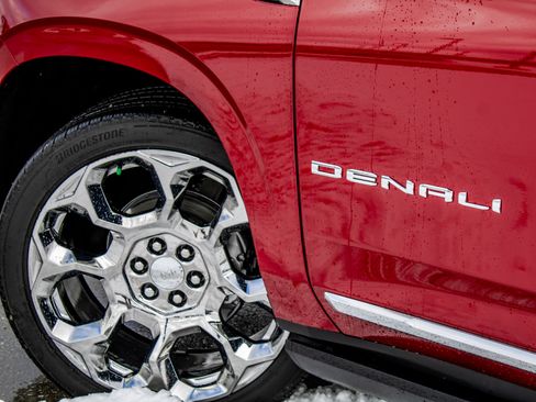 Used 2025 GMC Yukon XL Denali w/ Sun & Power Step Package image 8