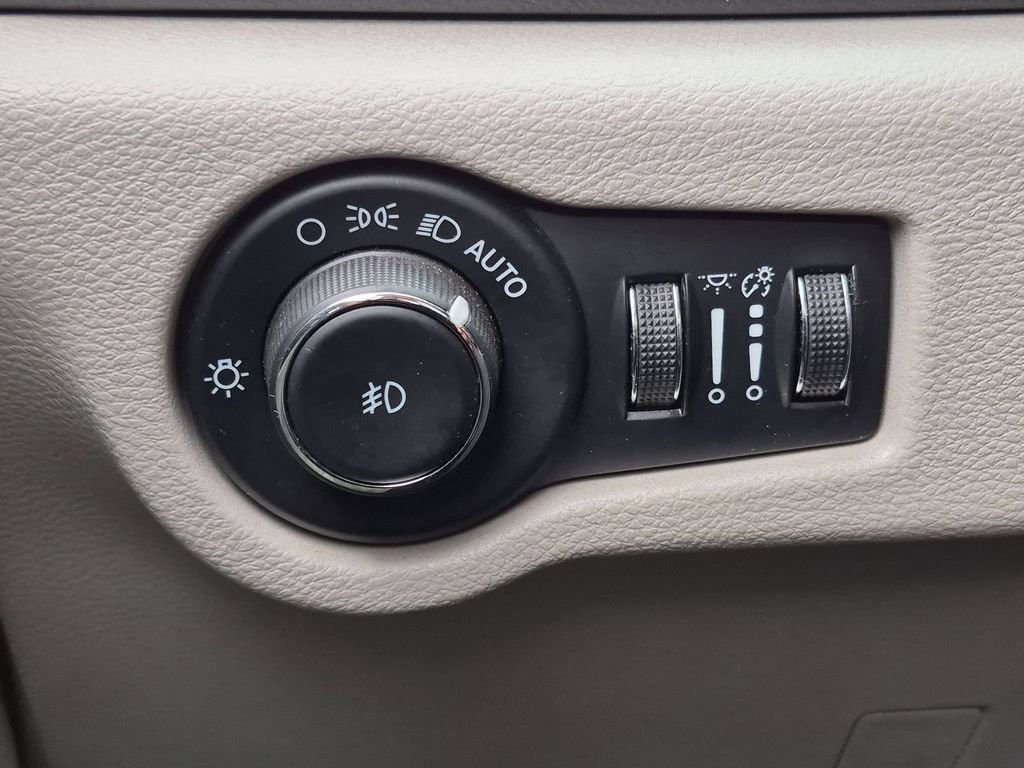 Used 2023 Chrysler Pacifica Touring-L FWD image 10