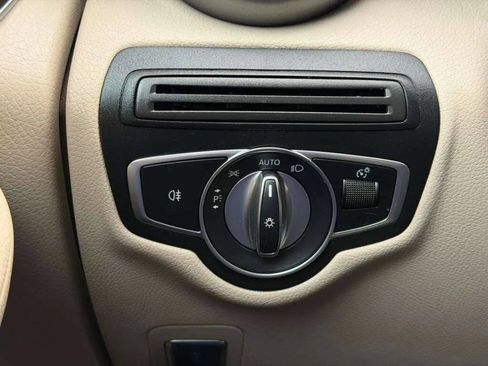 Used 2018 Mercedes-Benz GLC 300 4MATIC image 24