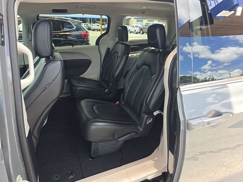 Used 2023 Chrysler Pacifica Touring-L FWD image 17