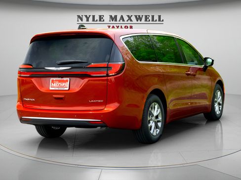 New 2026 Chrysler Pacifica Limited FWD image 5