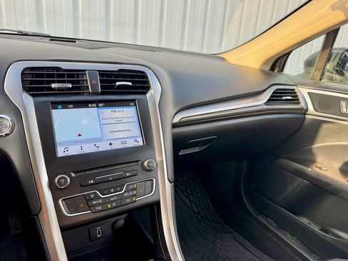 Used 2017 Ford Fusion SE w/ Fusion SE Technology Package FWD image 17