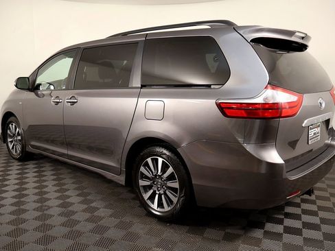 Used 2018 Toyota Sienna Limited image 12