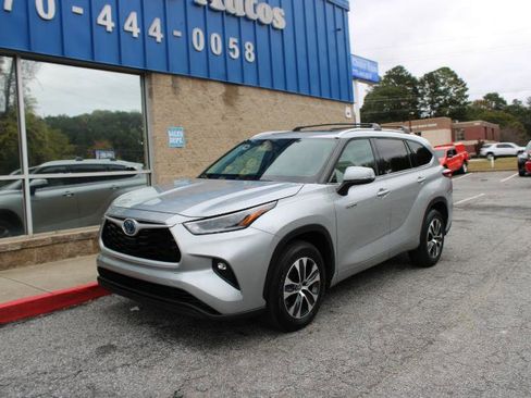 Used 2021 Toyota Highlander XLE image 3