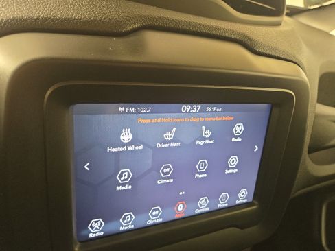 Certified 2018 Jeep Renegade Latitude w/ Cold Weather Group image 27