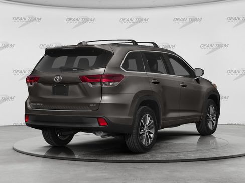 Used 2017 Toyota Highlander XLE AWD/4WD image 2