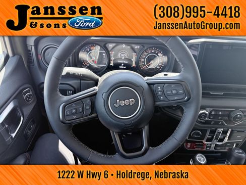 Used 2025 Jeep Wrangler Unlimited Rubicon w/ Convenience Group AWD/4WD image 20