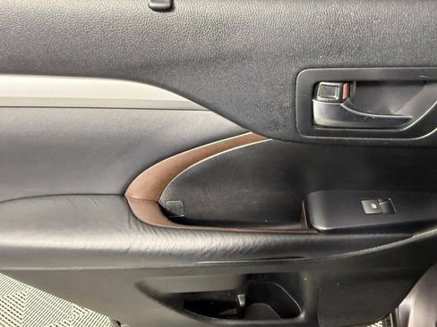 Used 2019 Toyota Highlander XLE FWD image 34