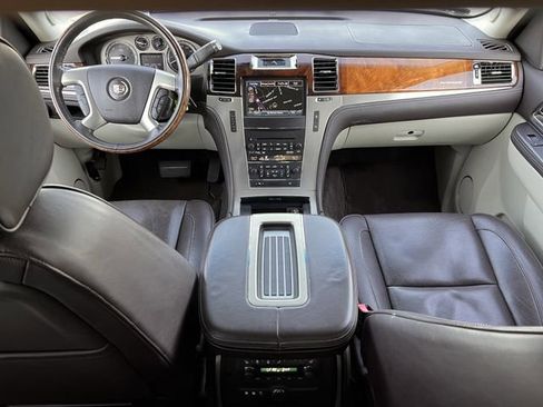 Used 2011 Cadillac Escalade Platinum image 9