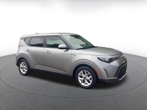 Used 2025 Kia Soul LX w/ LX Technology Package FWD image 2