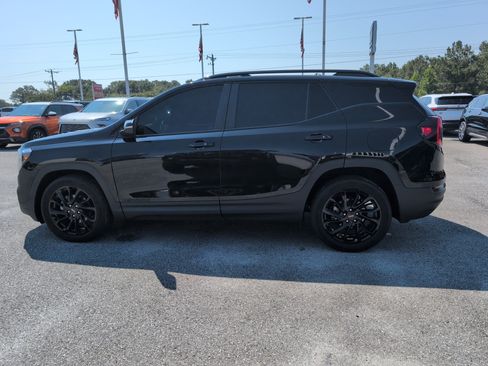 Used 2024 GMC Terrain SLE w/ Driver Convenience Package FWD image 3
